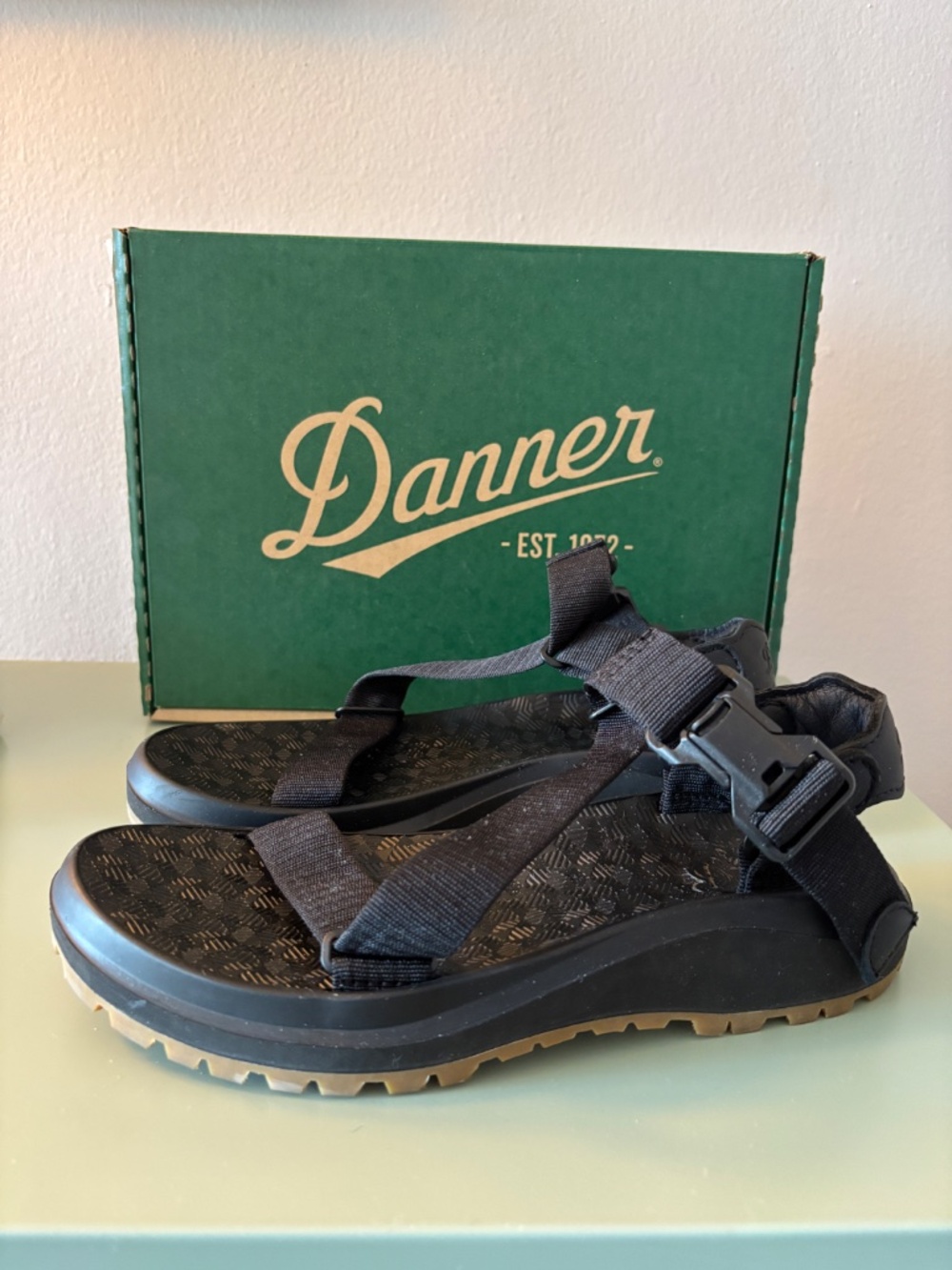 Danner Wallowa Sandals Women’s Midnight Vibram Hiking Outdoor Fits Size 7.5 to 8